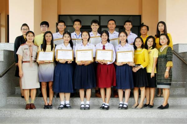 รับเกียรติบัตรรางวัลรองชนะเลิศอันดับ 1 การประกวดหนุ่มสาวสมัยใหม่ก้าวไกลสู่อาเซียน และเป็นตัวแทนเยาวชนจังหวัดเพชรบูรณ์ ศึกษาดูงานกลุ่มประเทศอาเซียน