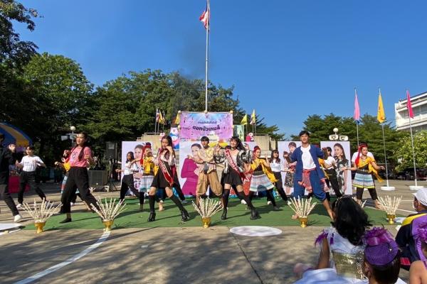 วันที่ 30 พฤศจิกายน 2565 สมาชิกชมรม TO BE NUMBER ONE โรงเรียนเพชรพิทยาคม เข้าร่วมกิจกรรมการแสดงพิธีเปิดกีฬาสี ดอกบัวเกมส์ ณ โรงเรียนอนุบาลเพชรบูรณ์