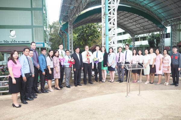 มอบช่อดอกไม้พร้อมกล่าวต้อนรับครูชาวต่างชาติที่มาปฏิบัติหน้าที่สอนใน ภาคเรียนที่ 2 ปีการศึกษา2560