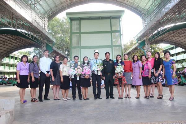 มอบช่อดอกไม้แสดงความยินดีให้กับครูที่ได้รับการเลื่อนวิทยฐานะชำนาญการ