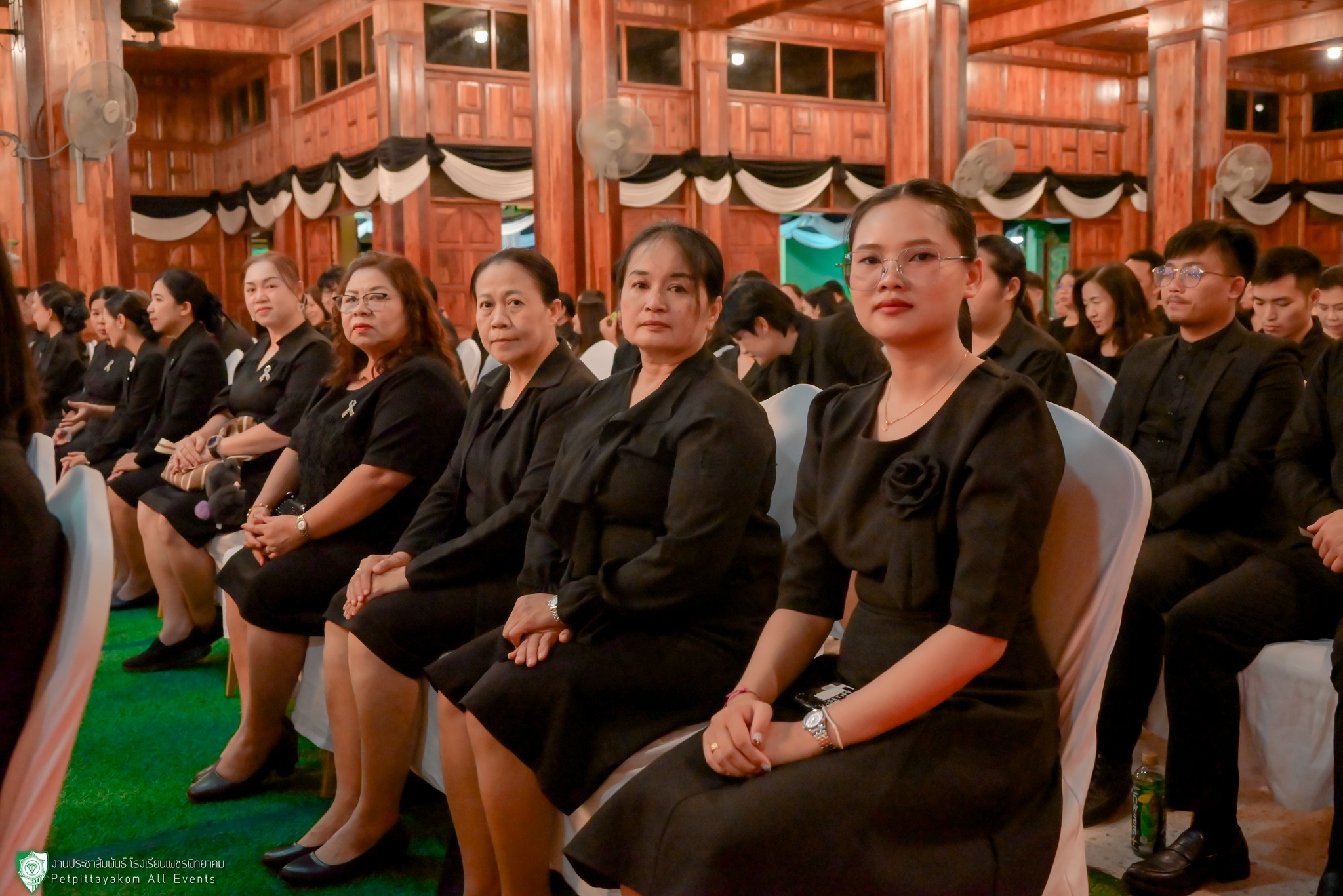 คณะครูโรงเรียนเพชรพิทยาคมร่วมพิธีบำเพ็ญกุศล 1