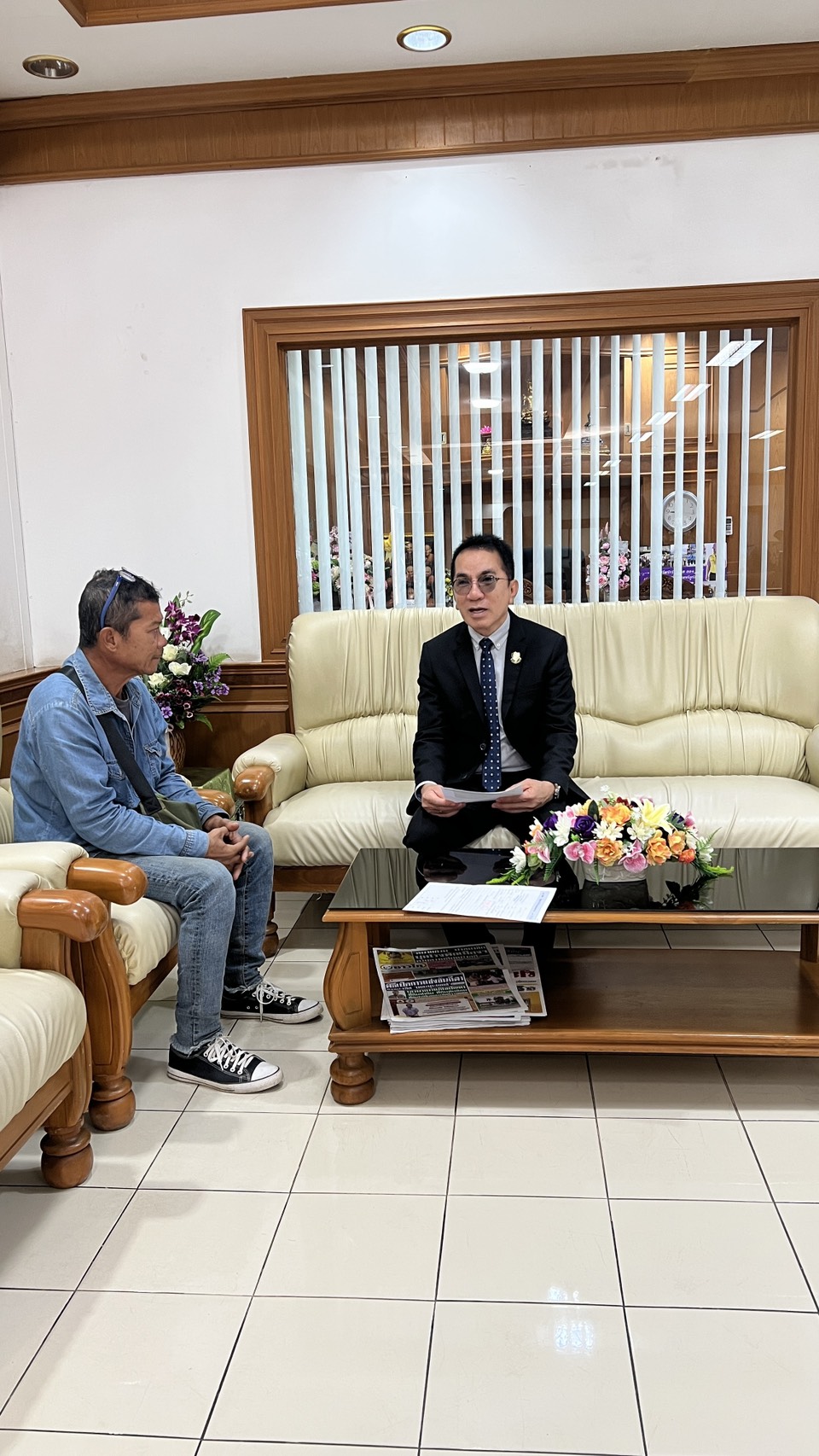 ผู้อำนวยการโรงเรียนพูดคุยให้กำลังใจผู้ปกครอง