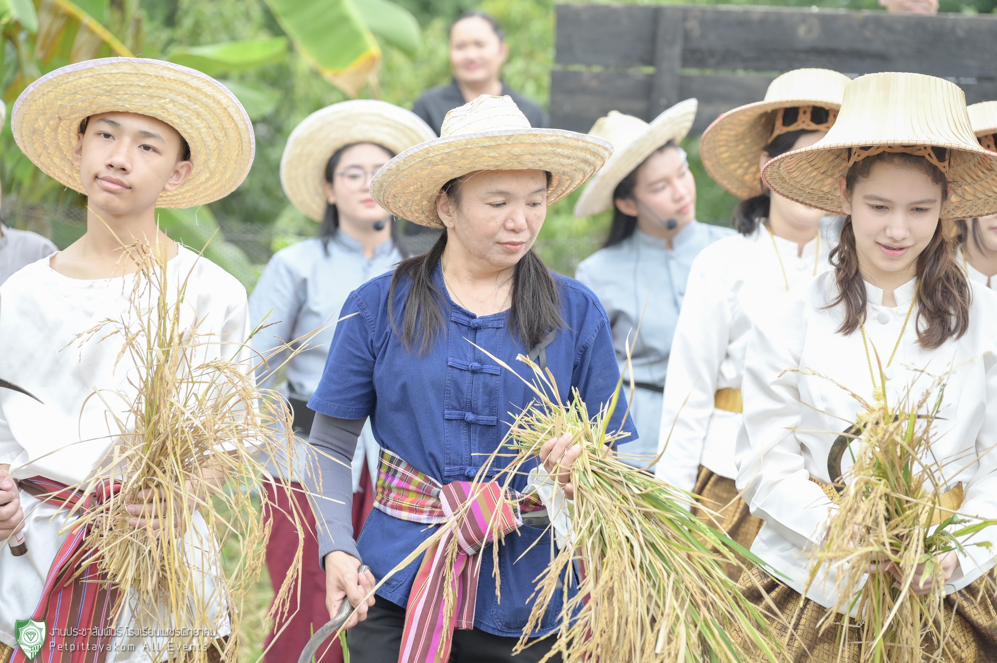 ประธานในพิธีจุดธูปเทียนบูชา