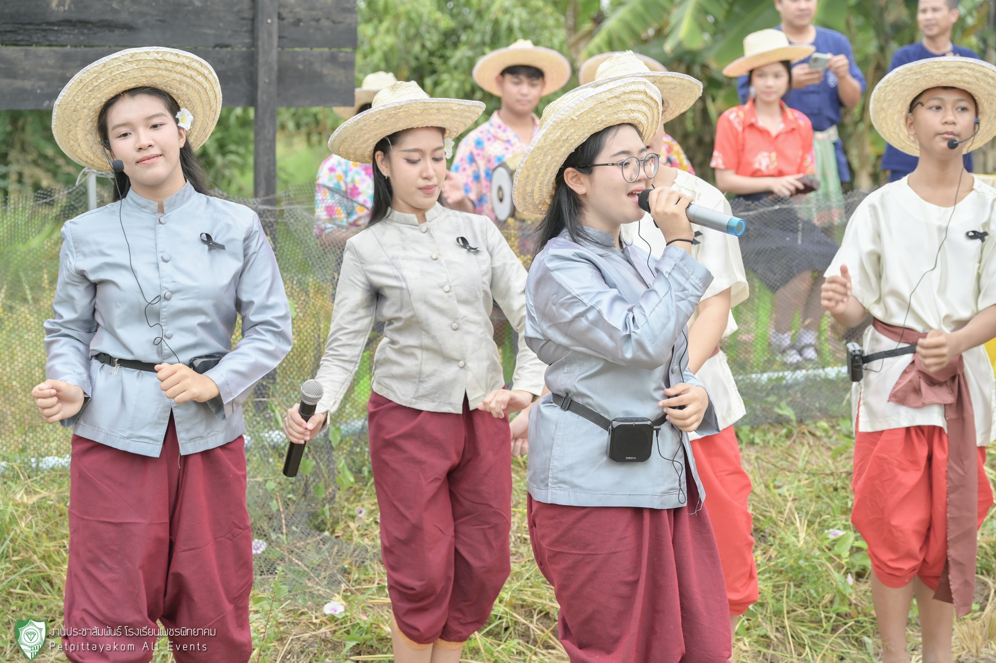 การแสดงรำเคียวเกี่ยวข้าวของนักเรียน