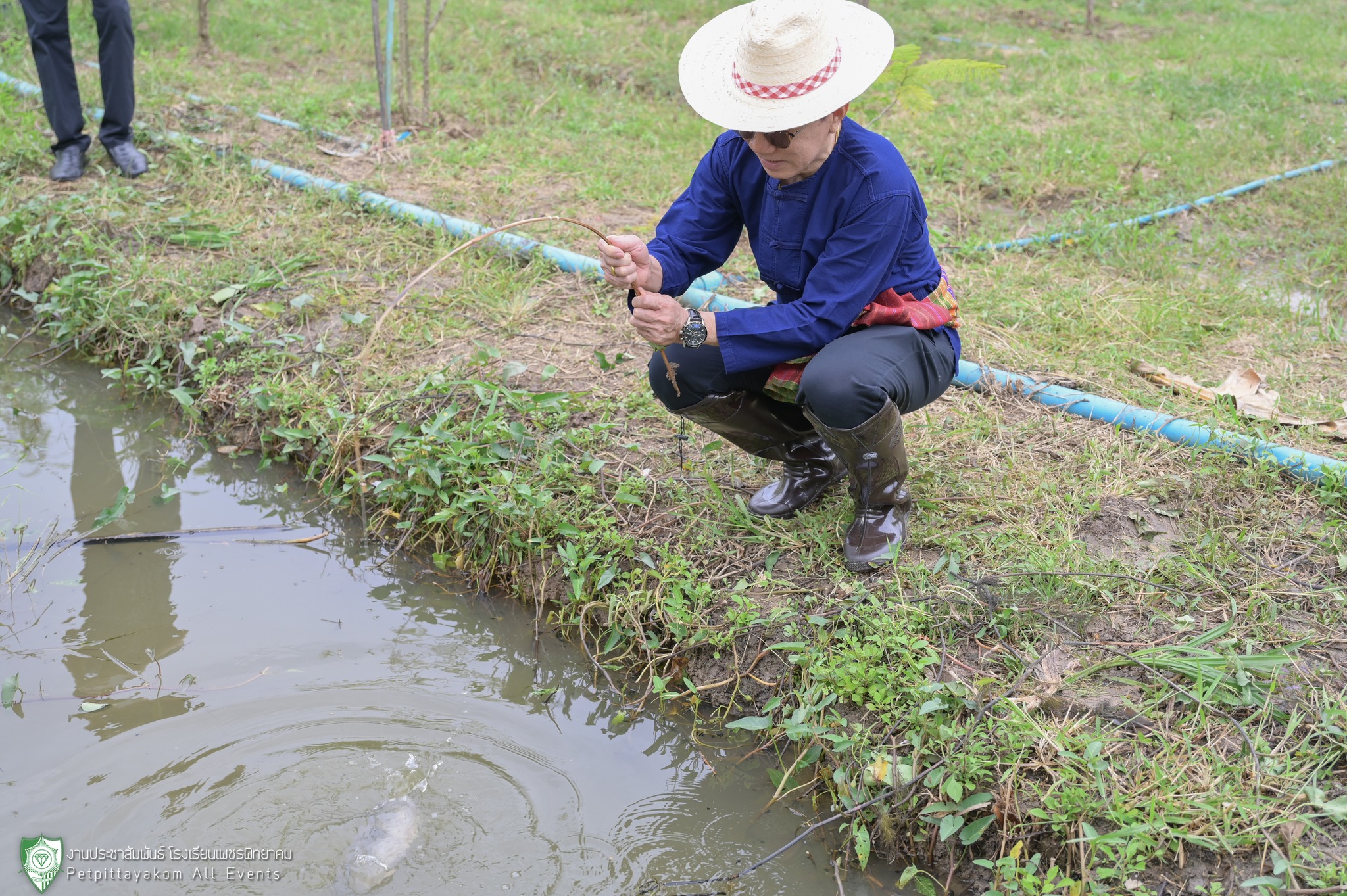 นักเรียนร่วมร้องเพลงเกี่ยวข้าว