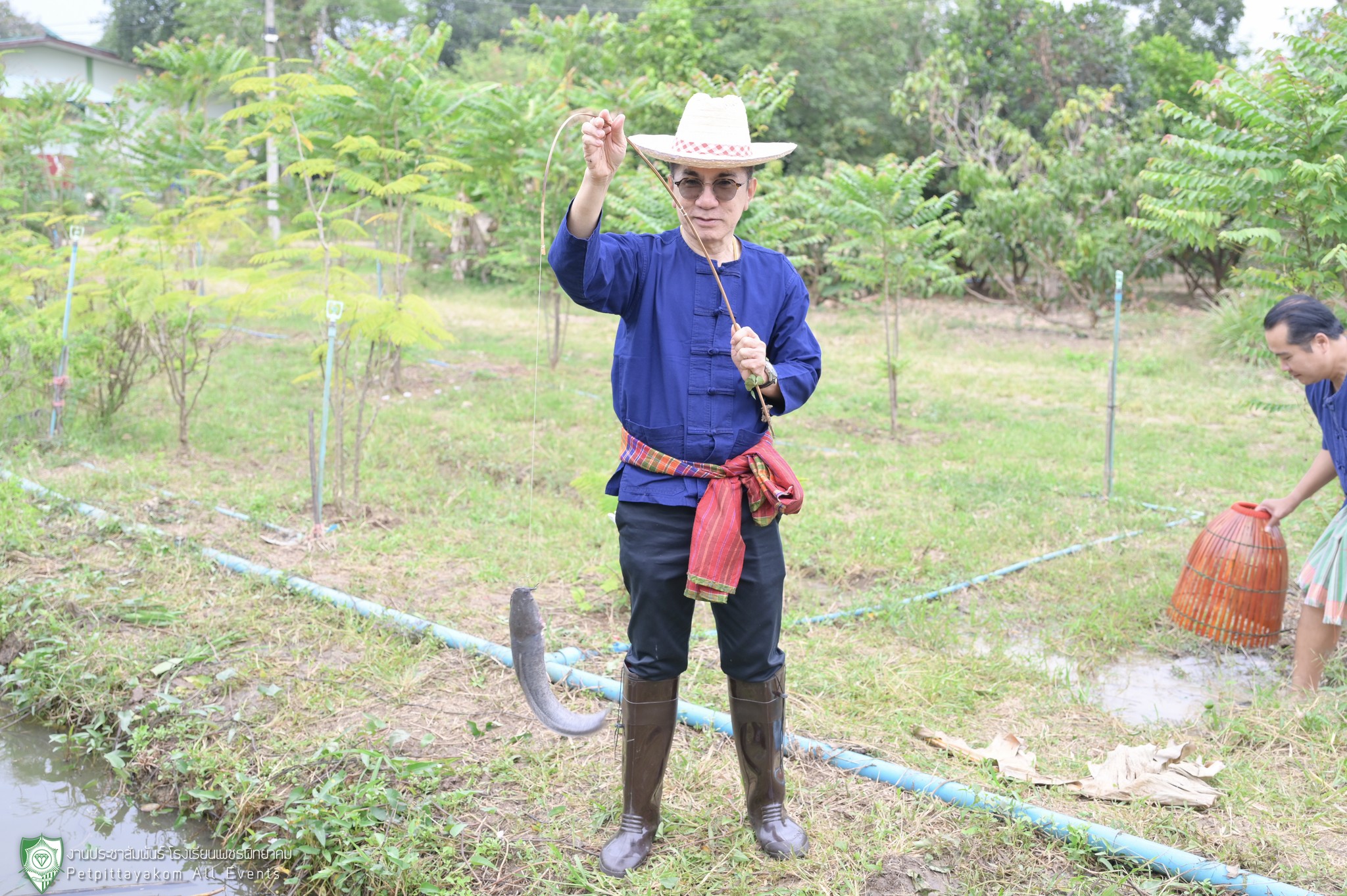 ผู้อำนวยการและคณะครูเตรียมลงแขกเกี่ยวข้าว