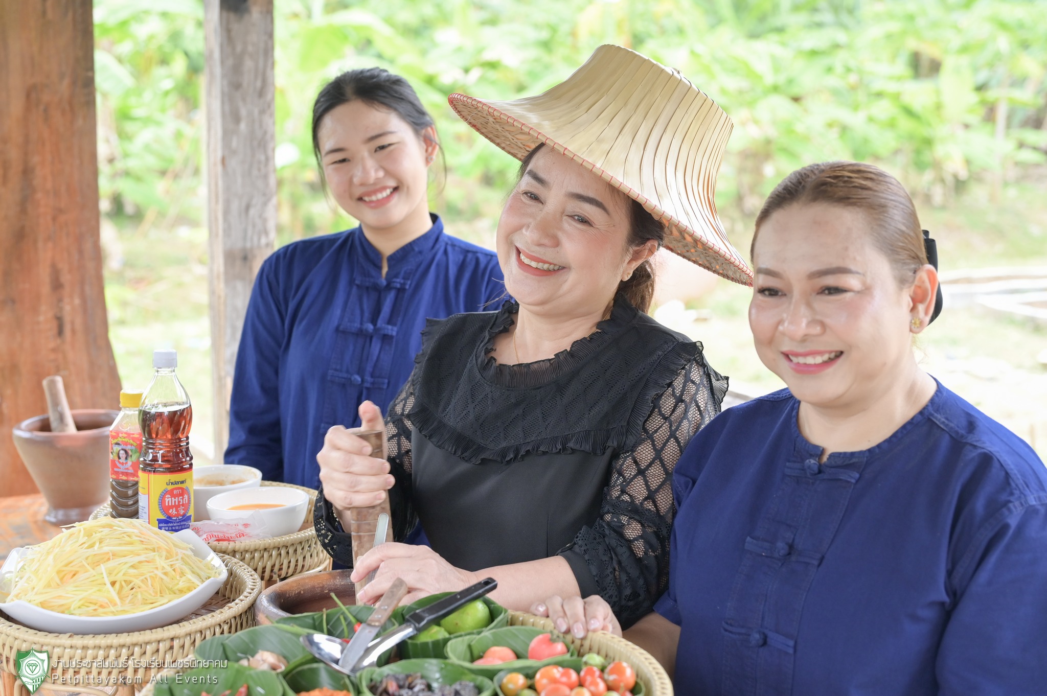 คณะครูและนักเรียนร่วมถ่ายภาพหน้าป้ายบ้านพ่อ