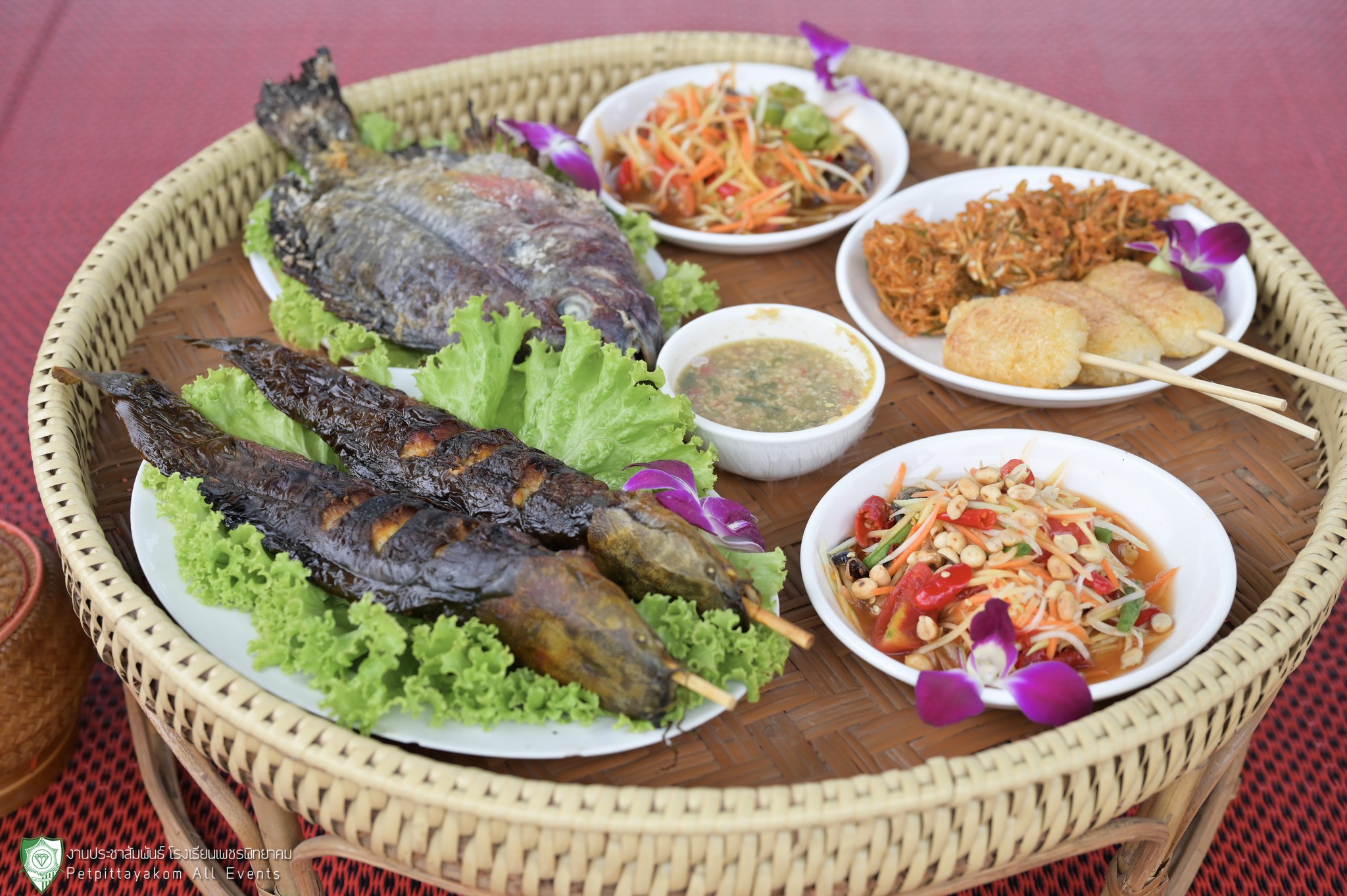 คณะครูและนักเรียนร่วมถ่ายภาพหน้าป้ายบ้านพ่อ