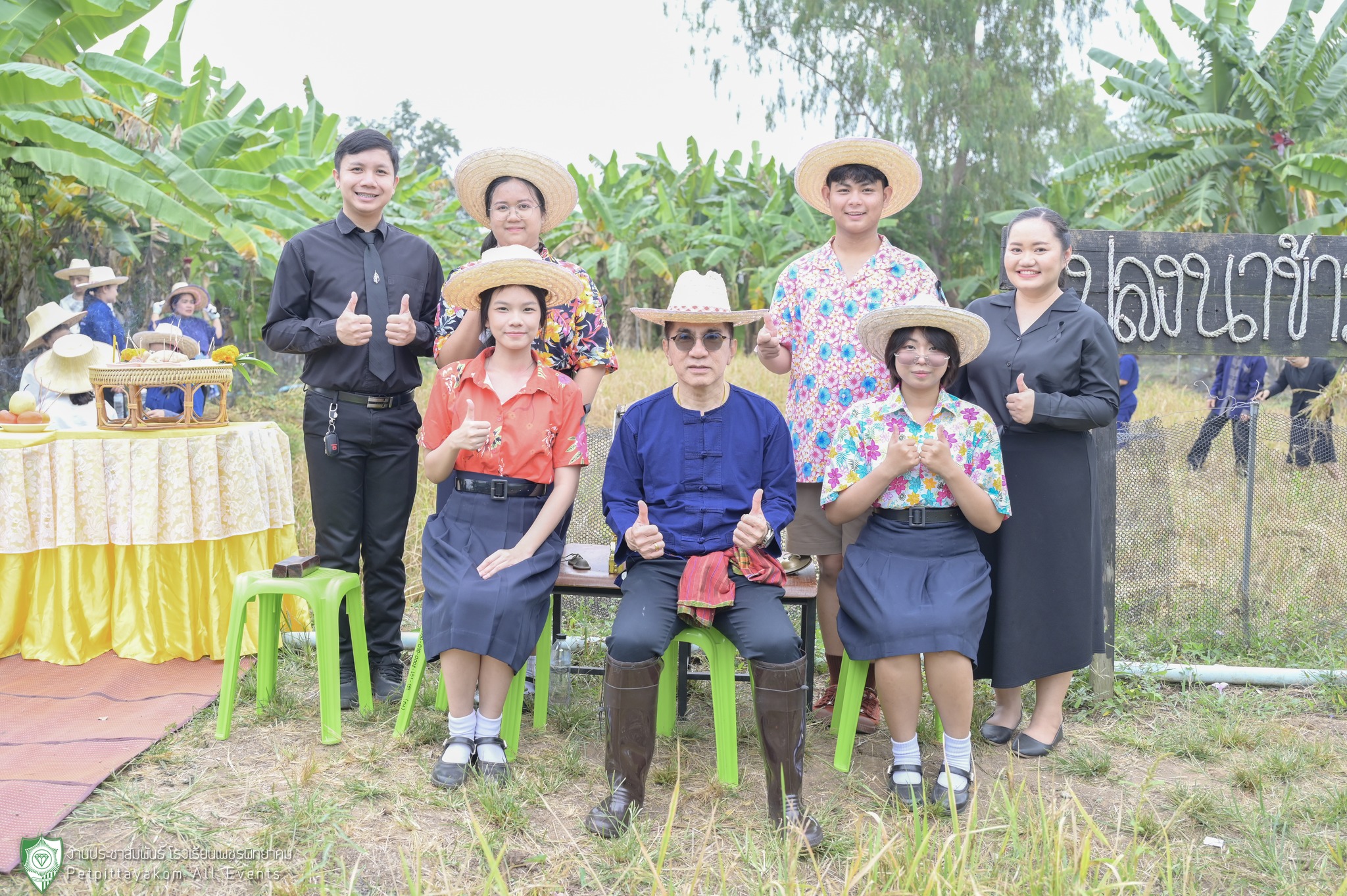 คณะครูและนักเรียนร่วมถ่ายภาพหน้าป้ายบ้านพ่อ