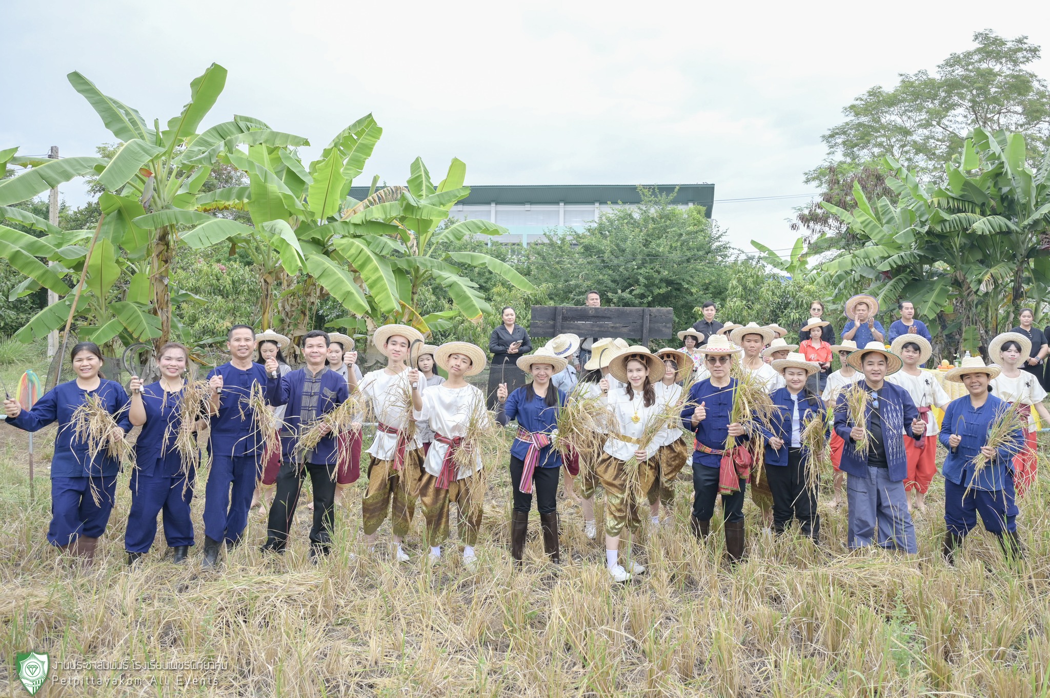 คณะครูและนักเรียนร่วมถ่ายภาพหน้าป้ายบ้านพ่อ