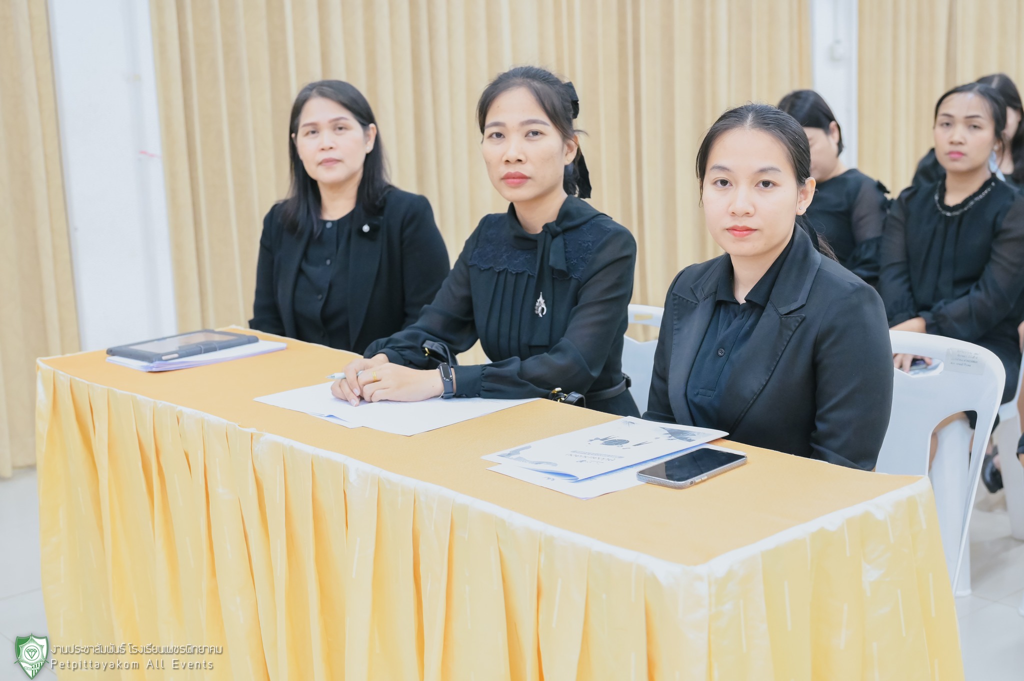 คณะครูและกรรมการตั้งใจรับฟังการชี้แจง