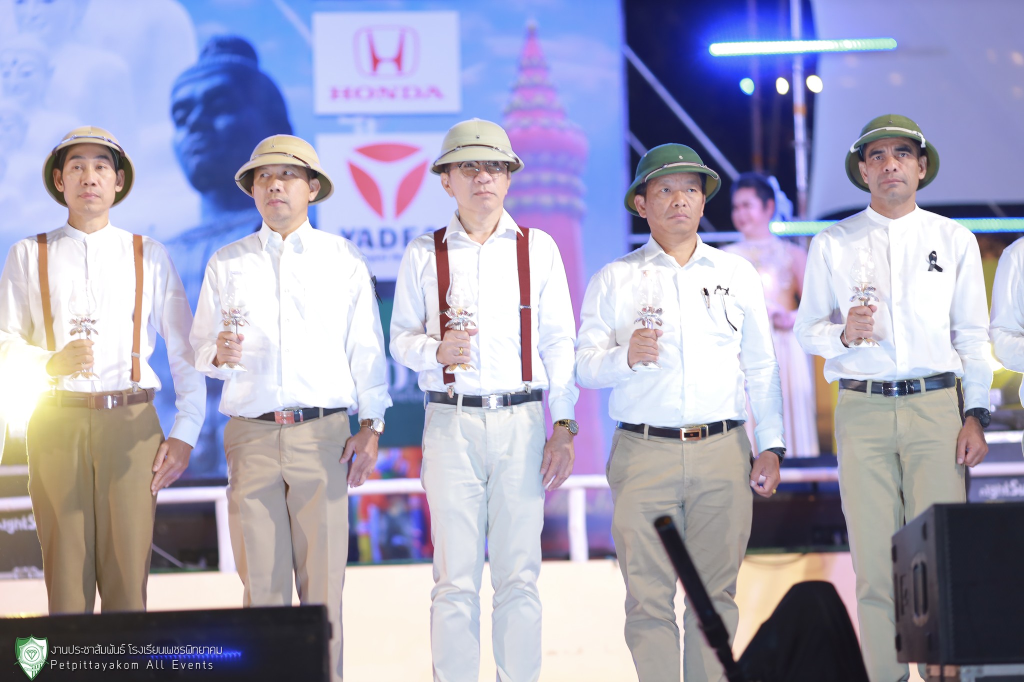 คณะครูและนักเรียน